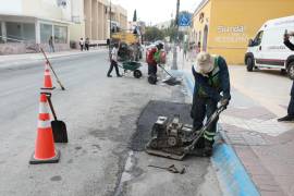 Cuadrillas de “Aquí Andamos” rehabilitaron tramos de pavimento sobre Guadalupe Victoria, en el Centro Histórico de Saltillo.