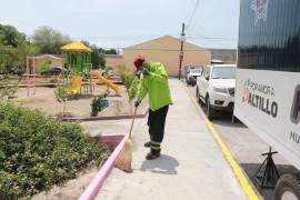 En la plaza de la colonia La Madrid se realizaron trabajos de pintura en juegos infantiles y mobiliario urbano.