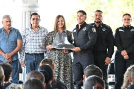 Sari Irma Pérez Cantú entregó uniformes y calzado táctico a 103 elementos de Seguridad Pública Municipal.