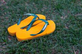 Las chanclas de dedo han pasado de la playa al armario urbano gracias al auge de la moda relajada y minimalista.