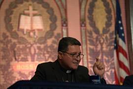 El obispo auxiliar Evelio Menjivar-Ayala habla en un panel sobre inmigración en la Universidad de Georgetown en Washington, el jueves 11 de septiembre de 2025.