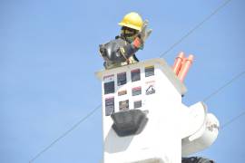 Inspectores de la Comisión Federal de Electricidad revisan instalaciones eléctricas en la colonia Torreón Jardín.