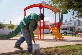 Brigadas de Parques y Jardines realizaron trabajos de retiro de escombro y limpieza en la Plaza Tula de la colonia Analco.
