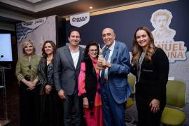 El alcalde Javier Díaz González encabezó la ceremonia en la que se reconoció el legado cultural del creador saltillense.