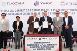 Firman contrato de comodato de la Plaza del Bicentenario
