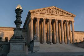 La sede de la Corte Suprema al atardecer, en Washington. El Tribunal Supremo va evaluar si decide bloquear o no una demanda de 10,000 mdd presentada por México contra los principales fabricantes de armas.