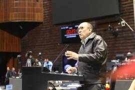 El priista denunció que el artículo 22 de la ley impide la transmisión de derechos de concesiones.