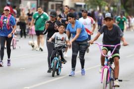 La Ruta Recreativa reunió a ciclistas de distintas edades, quienes aprovecharon el circuito para recorrer en bicicleta el bulevar Venustiano Carranza.