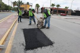 Brigadas municipales de la Dirección de Infraestructura y Obra Pública realizaron trabajos de bacheo en el bulevar Teodoro Sánchez Dávila, uno de los tramos más transitados del sur de Saltillo.