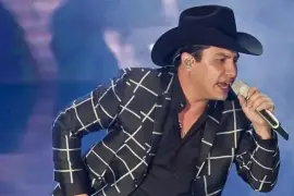 El cantante mexicano Julión Álvarez se vio obligado a posponer su concierto programado para este sábado en el AT&amp;T Stadium de Arlington, Texas, luego de que las visas de trabajo suyas y de su equipo fueran canceladas, impidiéndoles el ingreso a Estados Unidos este viernes.
