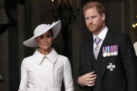 El príncipe Harry y Meghan Markle, duque y duquesa de Sussex se van después de un servicio de acción de gracias por el reinado de la reina Isabel II en la catedral de San Pablo en Londres, el 3 de junio de 2022.