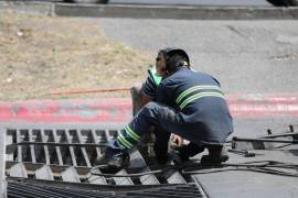 Cuadrillas atienden y rehabilitan rejillas pluviales para prevenir inundaciones.