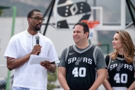 El basquetbolista continuará colaborando con el programa municipal “Activa tu Parque”.