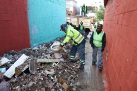 Cuadrillas retiraron basura y escombro de callejones para mejorar las condiciones en la colonia.