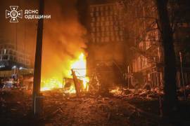 Los bomberos intentan apagar un incendio tras un ataque ruso en Odesa, Ucrania. Rusia lanzó más de 100 drones contra áreas civiles de Ucrania durante la noche.