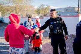 Elementos de la Policía Preventiva Municipal de Monclova compartiendo Rosca de Reyes y bebidas calientes con los habitantes de las colonias Posada del Sol y Valle Alto.