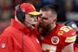 El altercado entre Travis Kelce y su entrenador se dio cuando el equipo de los Chiefs estaba abajo en el marcador del Super Bowl.