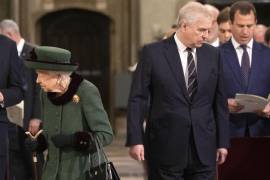 La reina Isabel II de Gran Bretaña y el príncipe Andrés, a la derecha, llegan para un servicio de acción de gracias por la vida del príncipe Felipe, duque de Edimburgo, en la Abadía de Westminster en Londres.