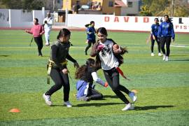 Jugadoras y jugadores universitarios de Borregas Monterrey y Lobos de Saltillo compartieron su experiencia con las y los participantes, fortaleciendo el aprendizaje deportivo y el trabajo en equipo.