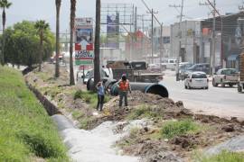Los trabajos incluyen el retiro de sedimentos y la instalación de tubería para mejorar el flujo del agua y reducir riesgos de encharcamientos.