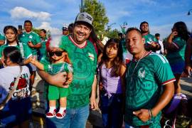 Niñas, niños, jóvenes y adultos participaron en un ambiente de unidad y orgullo nacional.