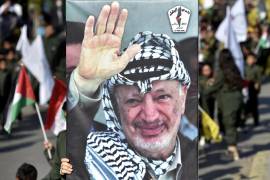 Seguidores de Yaser Arafat portan su retrato por las calles de Beirut (Libano), en un acto en recuerdo del líder palestino, en 2022.