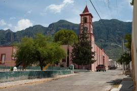 Cierran iglesia por brote de COVID en Sierra Mojada, entierran a 8 en una semana