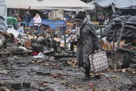 Gente camina por un mercado urbano destruido tras un ataque ruso en Odesa, Ucrania, el jueves 12 de febrero de 2026.