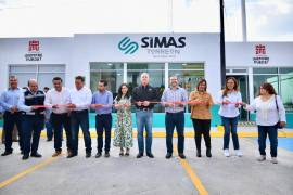 El alcalde Román Alberto Cepeda González y Eduardo Terrazas Ramos, gerente general de SIMAS Torreón, durante la inauguración de la nueva sucursal en el Distrito Viñedos.