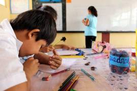 Autoridades educativas supervisan la recepción del material enviado por la federación.