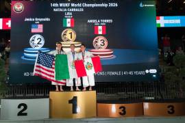 La karateca sabinense Natalia Carrales (centro) encabezó la cosecha con tres medallas de oro y una de plata en el Campeonato Mundial WUKF 2026 en Rumania.