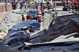 Socavón se engulló hoy a decenas de automóviles en Florencia