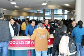 Cristian López Chávez, titular de Atención Ciudadana, informó que se reforzó la atención al público con el objetivo de reducir tiempos de espera y ofrecer un servicio más ordenado y cercano a la población.