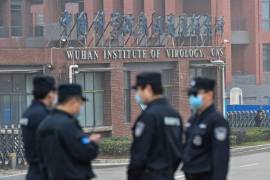 Personal del laboratorio de Wuhan enfermó de COVID-19 antes de que se revelara el brote: informe