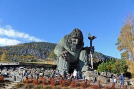 'Troll' de piedra en Hunderfossen Family Park-Lillehammer.