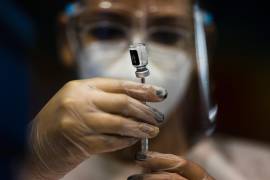 Una enfermera prepara una dosis de la vacuna Pfizer COVID-19 en el Coliseo Tomás Dones, en Fajardo, Puerto Rico. Un nuevo anticuerpo desarrollado en un laboratorio logró bloquear todas las variantes del SARS-CoV-2.