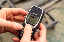 Soldado retirado sigue usando su viejo Nokia 3310 de 17 años que ha llevado a varias guerras