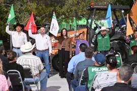 La alcaldesa Sara Irma Pérez Cantú supervisa el arranque de los trabajos de renovación de la red hidráulica.