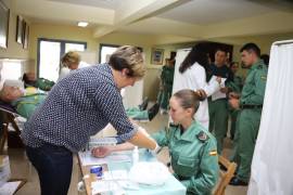 Personal del Centro de Transfusión de la Comunidad de Madrid extrae muestras de sangre para el registro como donantes.