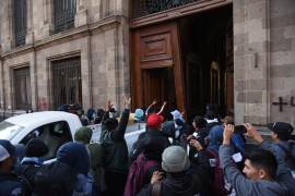 Estudiantes de la Escuela Normal Rural “Raúl Isidro Burgos” utilizaron una camioneta de la CFE como ariete para derribar la puerta de Palacio Nacional, ubicada por el lado de Moneda.
