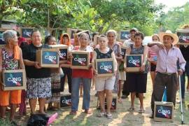 En medio de la crisis por las lluvias, el acto revive el debate sobre el papel de grupos criminales en comunidades vulnerables.