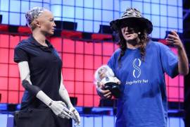 El fundador y director ejecutivo de la empresa de robótica SingularityNET, Ben Goertzel (d), habla con el robot humanoide Sophia, en una fotografía de archivo.