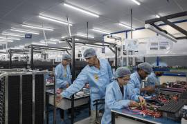Trabajadores ensamblan circuitos impresos en Zetwerk Electronics en Bengaluru. Las industrias que abastecen las ciudades industriales de Apple en China se están fusionando en el corazón de India.