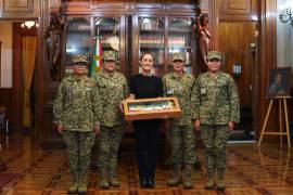 Personal militar fue el encargado de confeccionar la banda presidencial que usará la Dr. Claudia Sheinbaum Pardo, primer mujer Presidenta de México.