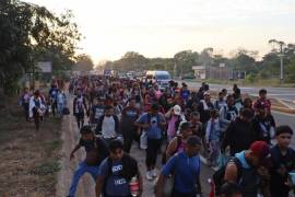 Sale de frontera sur de México nueva caravana con 2 mil migrantes rumbo a EU: Los migrantes citan una difícil situación económica, de violencia e inseguridad en sus países.
