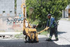 Cuadrillas municipales reparan calles en diferentes puntos de la ciudad.