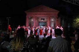 La Compañía de Ópera de Saltillo y el Mariachi Sol de América interpretaron el espectáculo Del Amor y Otros Pesares ante decenas de familias en la Alameda Zaragoza.