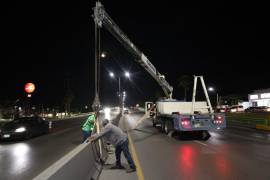 Maniobras nocturnas permitieron reacomodar y sustituir barreras de concreto en el bulevar Fundadores.