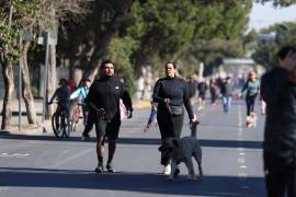 Cientos de personas se dieron cita en el bulevar Venustiano Carranza para participar en una de las primeras ediciones del año de la Ruta Recreativa en Saltillo.