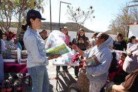 Se entregaron pañales y leche a madres de familia del ejido como apoyo al bienestar familiar.